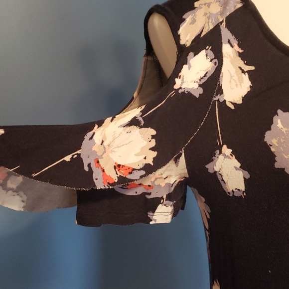 Cold should ruffled dressed - Picture 5 of 6